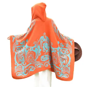 Modischer orangefarbener Kapuzenponcho mit blauen ethnischen Mustern für den Winter, Rückseite