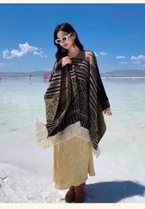 Boho-Stil Poncho mit Fransen, getragen von einem Model an einem malerischen Salzsee im Freien