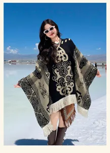 Ethno-Jacquard-Poncho-Schal im Boho-Stil für Reisefotografie in herrlicher Natur.