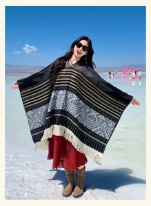 Ethno-Stil Quasten-Poncho-Umhang, getragen von einer Frau an einem malerischen Salzsee
