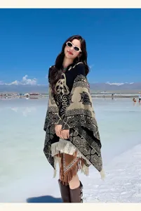 Bohemisches Ethno-Jacquard-Poncho mit Fransen am Salzsee präsentiert