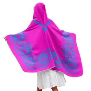 Leuchtend rosa gestrickter Kapuzen-Poncho mit blauen Blumenstickereien für den Winter.