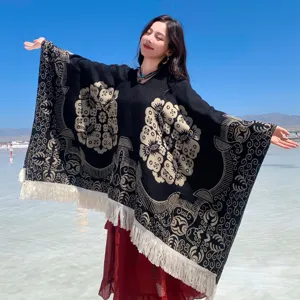 Ethnisches Damen-Quasten-Poncho mit schwarzem Jacquard-Muster für Reisen und Outdoor