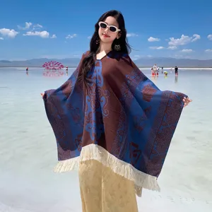 Eleganter böhmischer Jacquard-Poncho-Schal mit Quasten für stilvolle Reisen von Damen