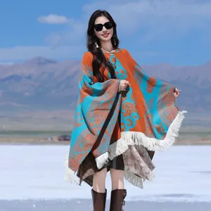 Ethnischer Bohemian Jacquard-Poncho Schal mit weißen Fransen für Damen auf Reisen