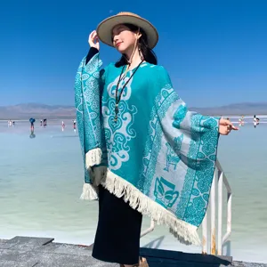 Bohemisches Ethno-Jacquard-Poncho-Haspel für Damen in malerischer Salzsee-Kulisse