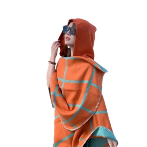 Eleganter orange-blauer karierter Kapuzen-Kaschmir-Imitat-Schal-Poncho für Damen Reiseoutfit