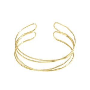 Nahaufnahme der eleganten, mehrlagigen Golddrahtstruktur dieser verstellbaren Armmanschette