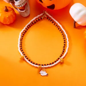 Detalle del collar de cuentas de Halloween con colgante de fantasma y pequeñas calaveras