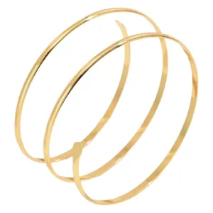 Detailansicht eines minimalistischen verstellbaren goldfarbenen Spiralarmreifs