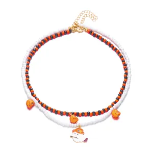 Detalle de conjunto de collares de perlas de Halloween con fantasma y calaveras