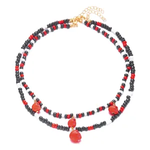 Primer plano del collar de cuentas de doble capa Halloween con calaveras rojas