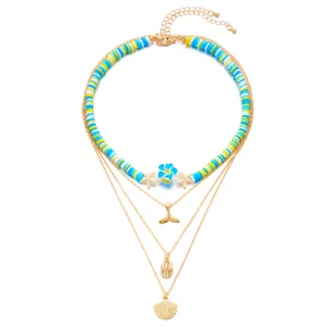 Collier bohème multicouche avec perles en argile, fleur de frangipanier et breloques coquillages