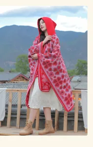 Ethnisches Boho-Strick-Poncho-Cape mit Kapuze und Herz-Blumenmuster für Reisen