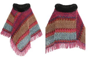 Detail des Strickponchos mit schwarzem Fellkragen und buntem Zickzack-Fransendesign.