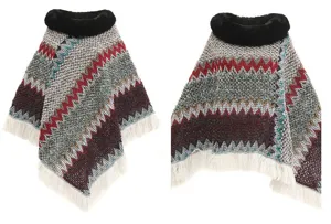 Detaillierte Vorder- und Rückansicht eines Winter-Strickponchos mit Pelzkragen und Zickzack