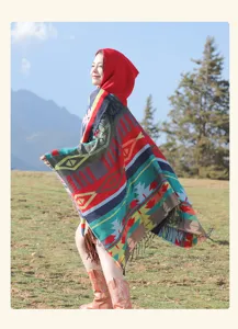 Bunter Ethno-Boho-Poncho mit Kapuze und Quasten für Damen auf Reisen im Freien