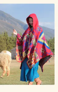 Poncho à capuche de style ethnique rouge vif avec motifs géométriques en extérieur.
