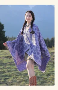 Eleganter lila Kapuzen-Strickponcho im Ethno-Stil mit Herzmuster für Outdoor-Reisen