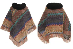 Böhmischer Zickzack-Strickponcho mit flauschigem Kunstpelzkragen und Fransensaum