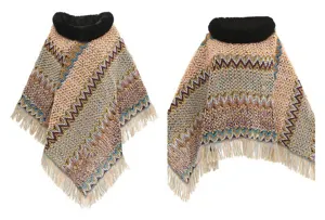Strick-Poncho mit Kunstfellkragen und Zickzack-Muster, Vorder- und Seitenansicht