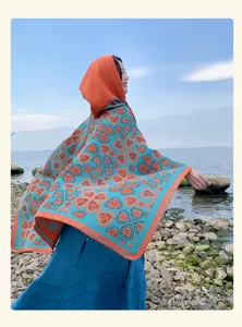 Gestrickter Kapuzenschal im Ethno-Stil mit blauem und orangefarbenem Herzmuster für Damen