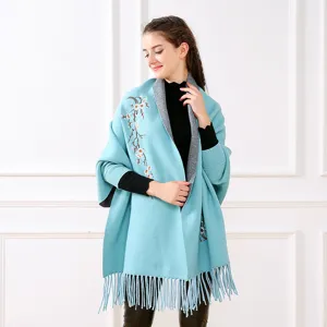 Eleganter hellblauer Strickschal mit feiner Blumenstickerei und modischen Fransen