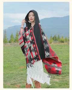 Boho-Ethno-Poncho mit Kapuze für Damen in einer malerischen Reiseumgebung im Freien