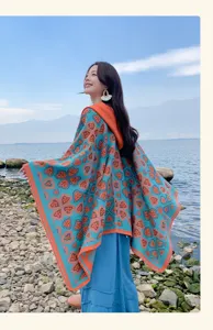 Ethno-Stil Kapuzen-Strickponcho mit Herzmuster in einer malerischen See-Landschaft