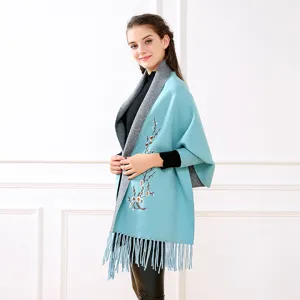 Eleganter Strick-Poncho für Damen mit Pflaumenblüten-Stickerei und Fransen