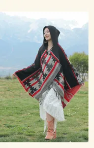 Böhmischer Kapuzen-Poncho im Ethno-Stil mit geometrischen Mustern für Outdoor-Reisen.