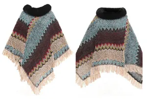 Böhmischer Zickzack-Strickponcho mit schwarzem Kunstfellkragen und Fransen