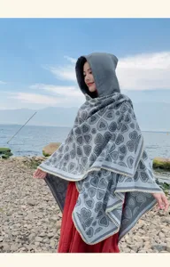 Nahaufnahme eines gestrickten Kapuzen-Ponchos mit Herzmuster für Outdoor-Reisen