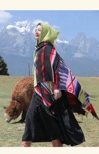 Bohemian Ethno Kapuzen-Poncho-Umhang für Damen Reise-Outfits in malerischen Bergen