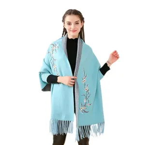Hellblauer gestrickter Schal mit Pflaumenblütenstickerei und Fransenärmeln für Damen