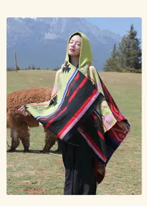 Detailansicht eines böhmischen ethnischen Kapuzenponchos, getragen von einem Model auf Almwiese