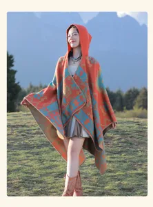Cape à capuche de style ethnique avec motifs géométriques, idéale pour les photos de voyage