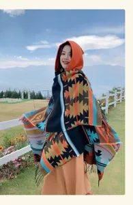 Böhmisches Kapuzen-Poncho mit Ethno-Muster und Quasten für Reiseabenteuer im Freien.