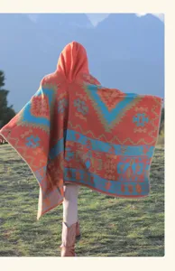 Vue détaillée de l'arrière d'un poncho à capuche ethnique aux motifs tribaux géométriques