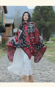 Mannequin asiatique portant un châle à motifs ethniques dans un décor de voyage