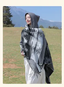 Böhmischer ethnischer Kapuzenschal für Damen, Reiseoutfit in malerischer Graslandschaft
