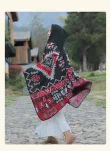 Cape poncho à capuche de style ethnique avec motifs géométriques pour voyage et photographie