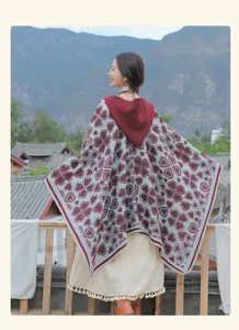 Exotisches Kapuzen-Strickponcho-Tuch mit Herzmustern in Grau und Rot für den Außenbereich
