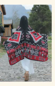 Vue arrière d'un poncho à capuche ethnique aux motifs géométriques pour le voyage