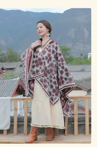 Detailansicht des Kapuzen-Ponchos im Ethno-Stil mit roten Herzmustern