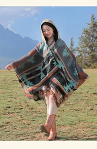 Bohemian Kapuzenponcho mit Stammeselementen, geometrischen Mustern und Fransen