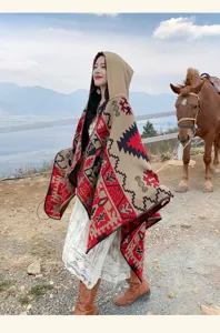 Châle à capuche ethnique avec motifs géométriques dans un décor de montagne