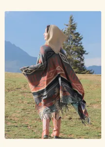 Boho-Poncho mit Kapuze, ethnischen geometrischen Mustern und Fransen