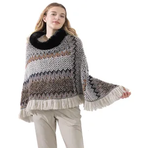 Warmer Winter-Strickponcho für Damen mit Kunstfellkragen und elegantem Fransenbesatz