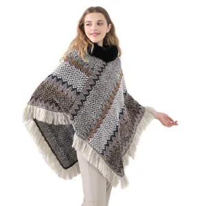 Eleganter Damen-Strickponcho mit schwarzem Kunstfellkragen und Fransenverzierung